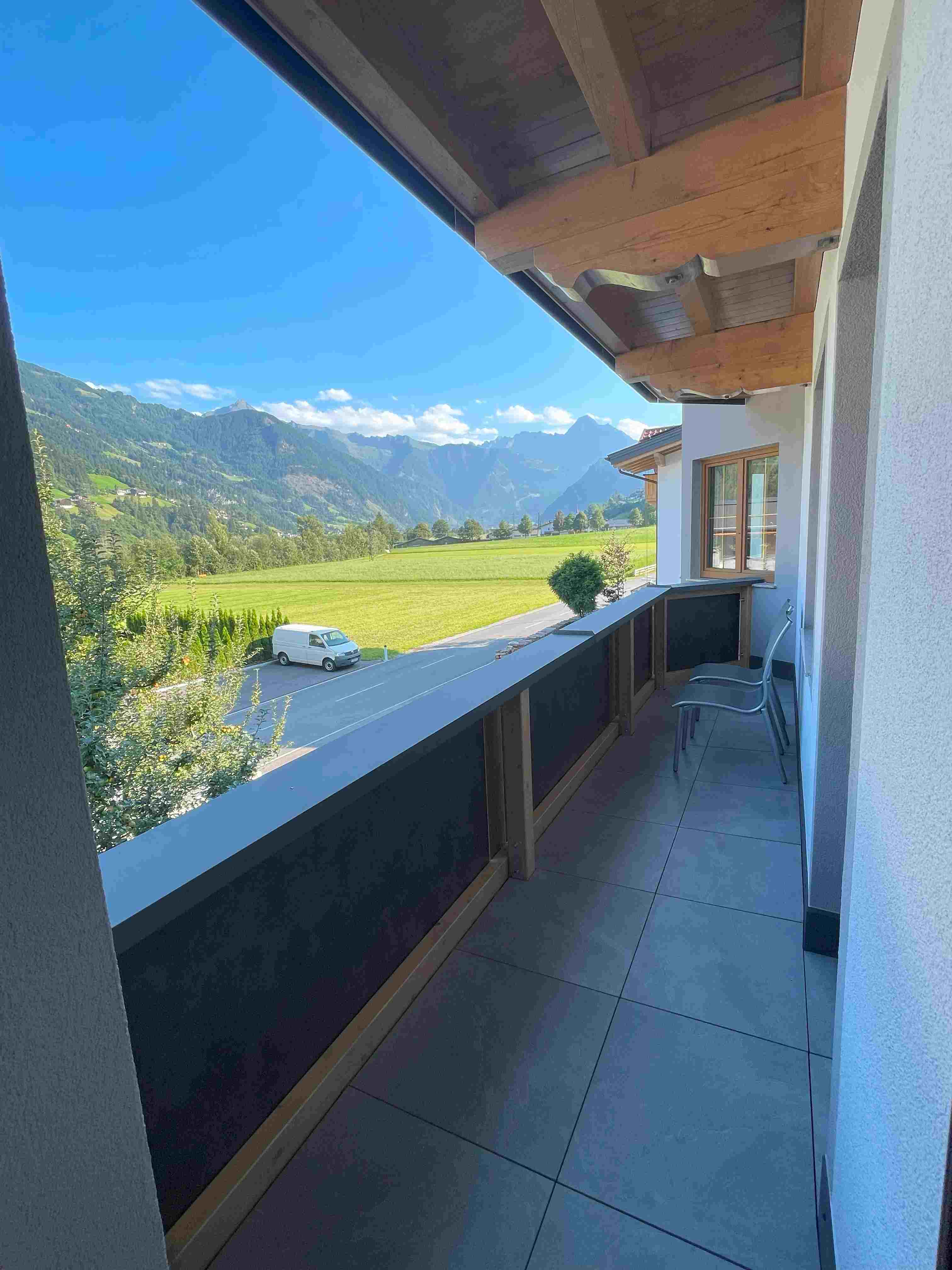 Apart Paul Balkon.jpg